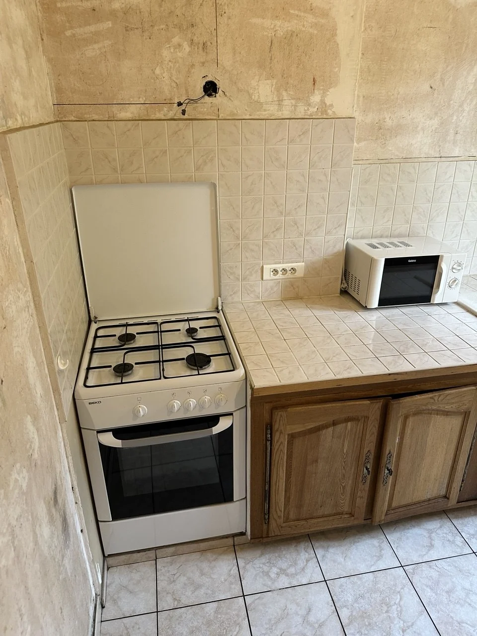Après : cuisinière et plan de travail nettoyés