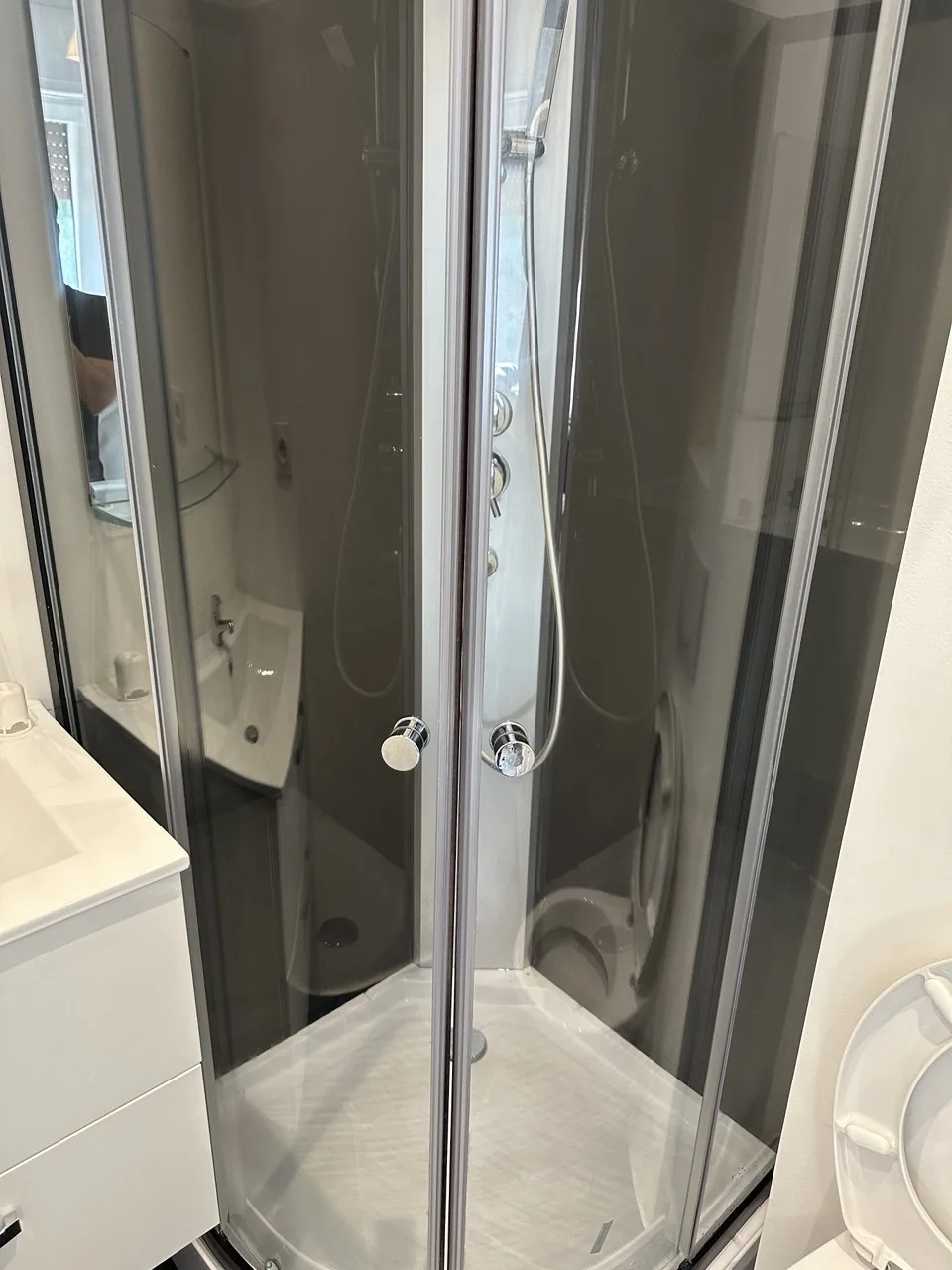 Parois de douche nettoyées après intervention