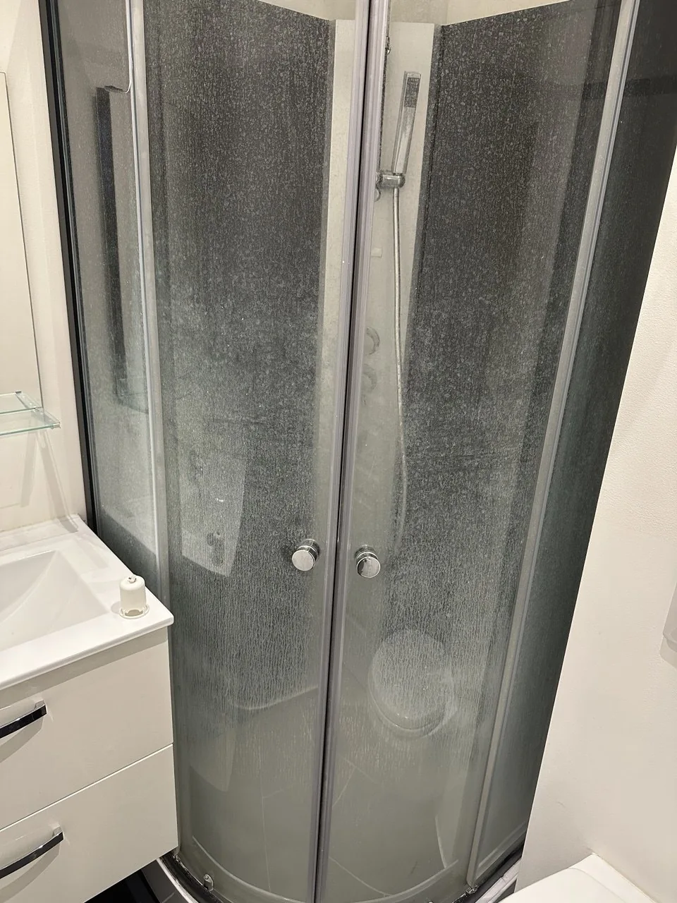 Parois de douche entartrées avant nettoyage