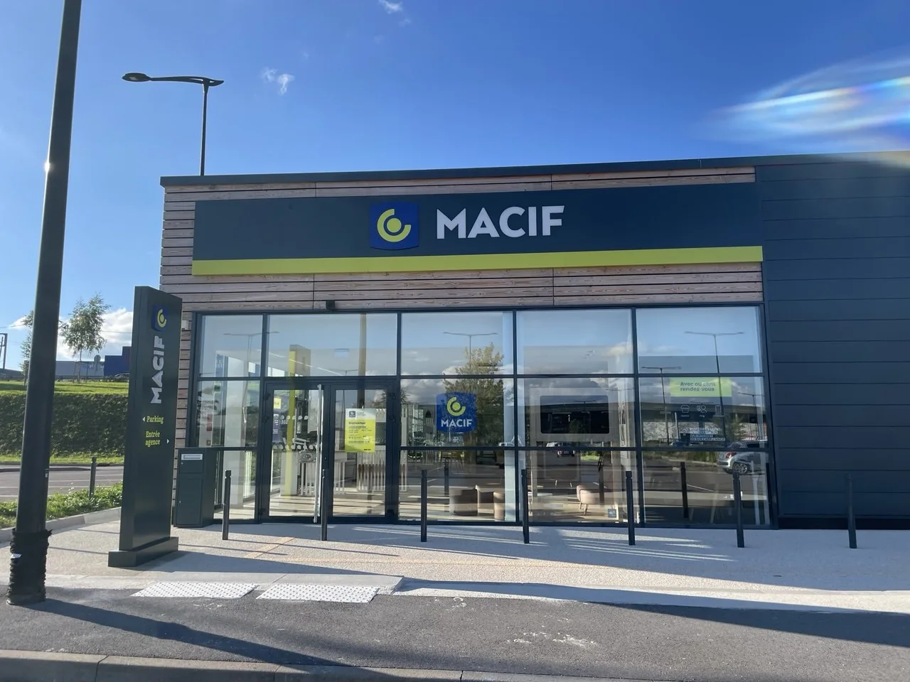 Façade vitrée d’une agence MACIF