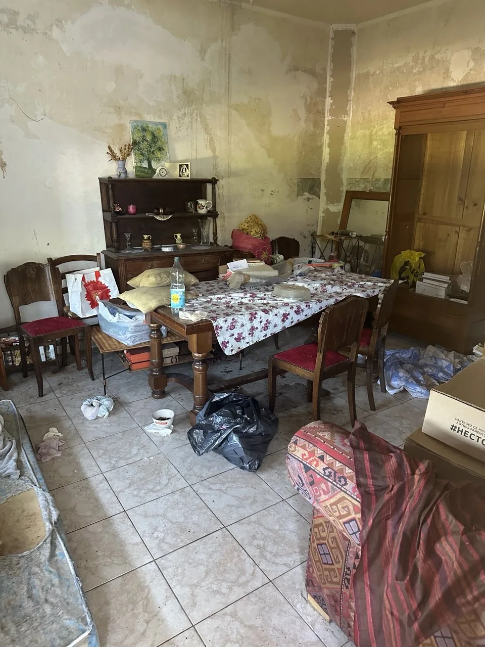 Pièce encombrée avant nettoyage